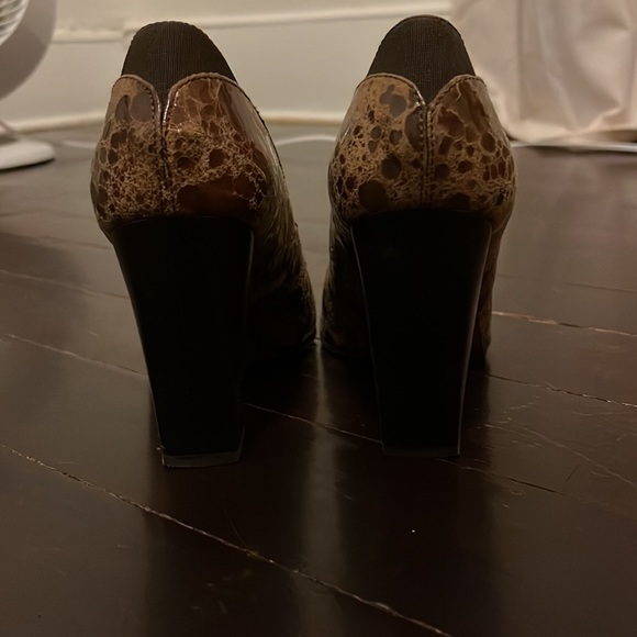 Donald J Pliner Textured Block Heel - Picture 4 of 7